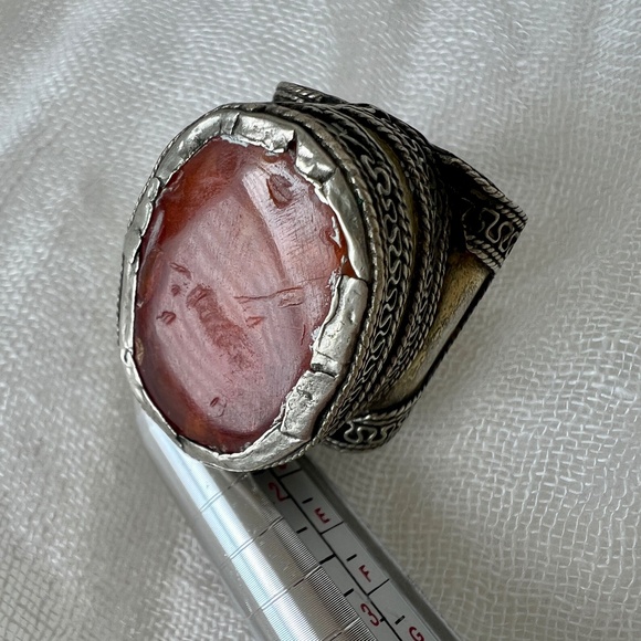 Antique Afghan Tribal Carnelian Saddle Ring – 19th‑20th C. Heart‑Shaped Band - Picture 11 of 13